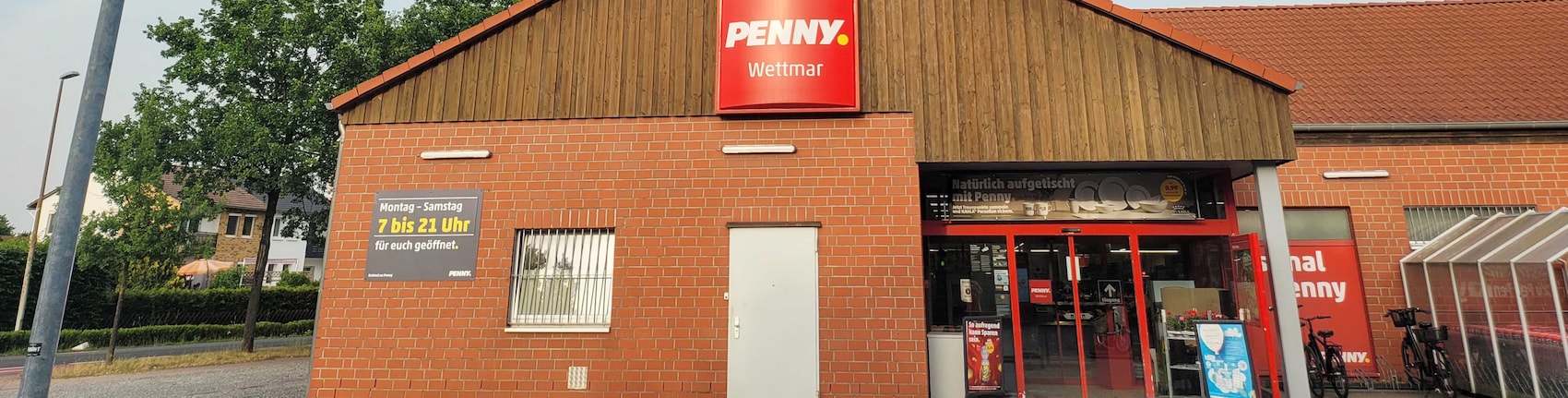 Sie sehen den Eingang vom Penny Markt in Burgwedel, Hauptstraße 63