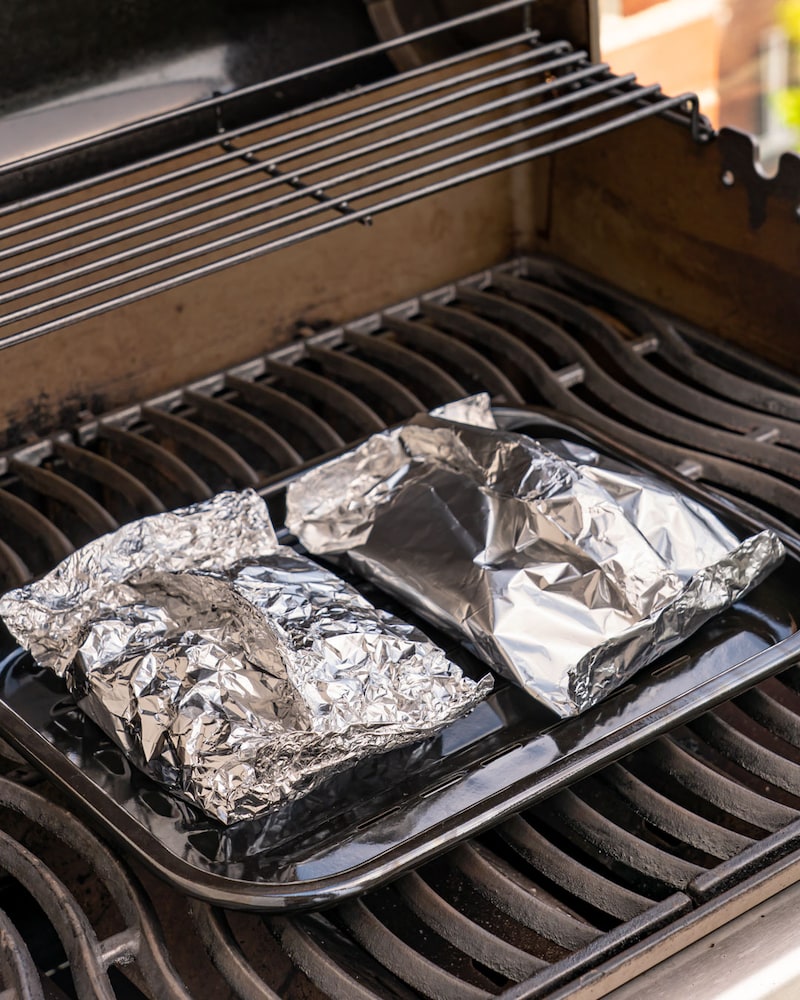 Dieses Bild zeigt, wie die Päckchen gegrillt werden.