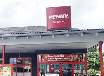Sie sehen den Eingang vom Penny Markt in Freilassing Rupertusstrasse 2