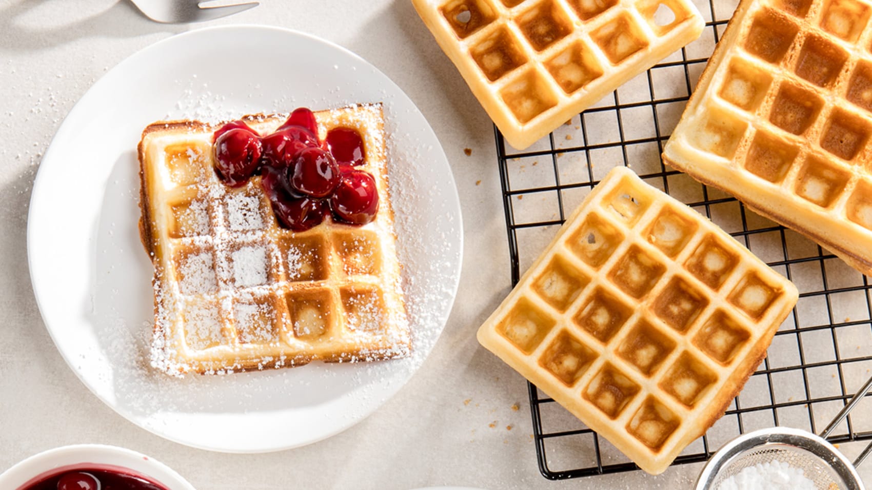 Waffeln mit Puderzucker und Früchten