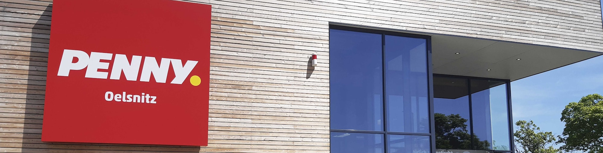 Sie sehen den Eingang vom Penny Markt in Oelsnitz/Vogtl. Willy-Brandt-Ring 17