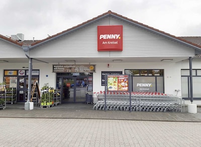 Sie sehen den Eingang vom Penny Markt in Ortenburg, Ritter-Tuschl-Strasse 65