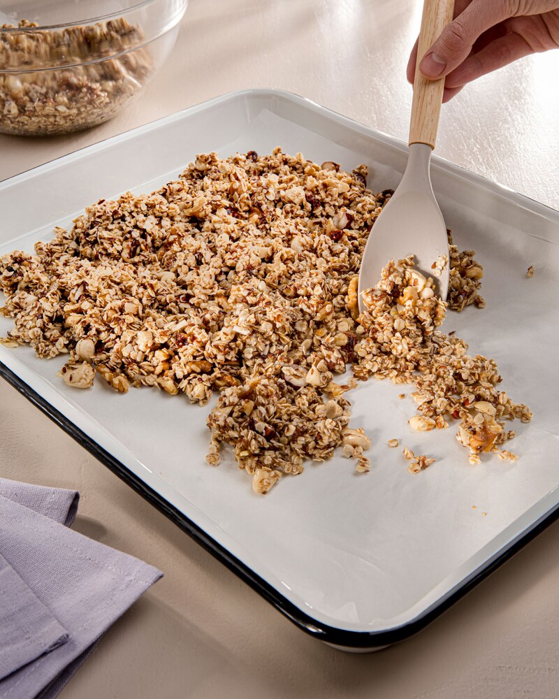 Das Bild zeigt, wie die Zutaten auf einem Backblech verteilt werden.