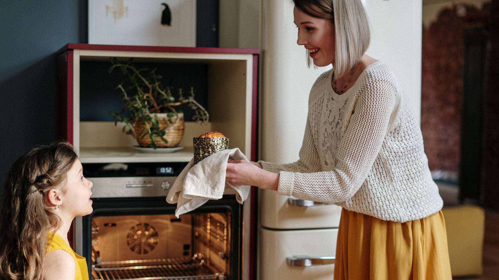 Mama und Kind zusammen in der Küche