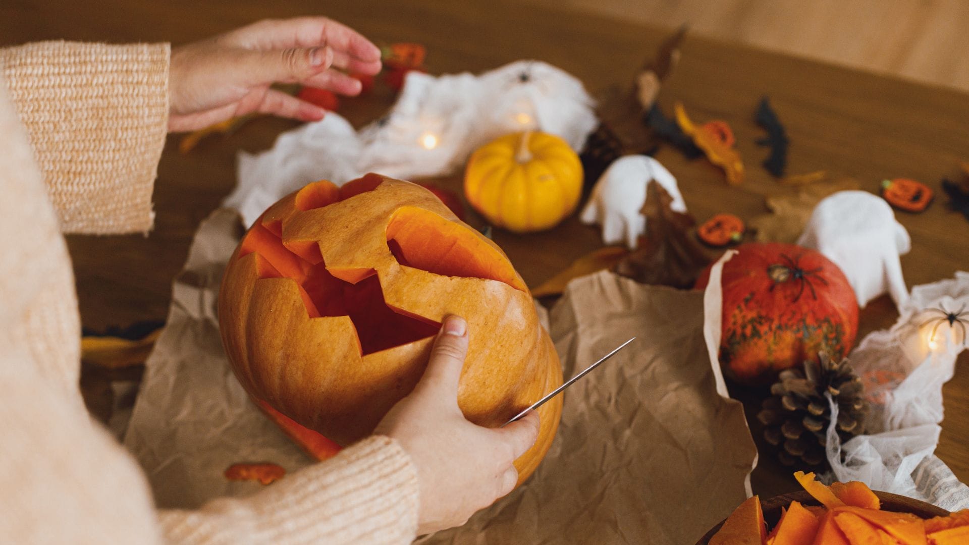 Ein Kürbis wird geschnitzt