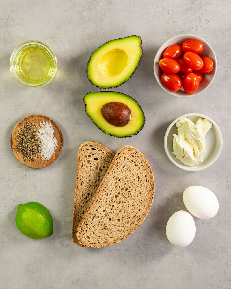Dieses Bild zeigt die Zutaten für das Avocado Brot.