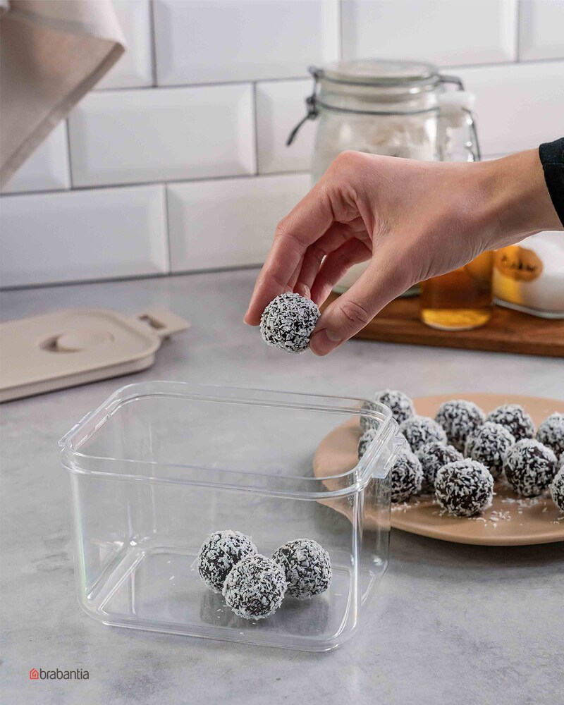 Dieses Bild zeigt wie die Energy Balls in eine Box verpackt werden.