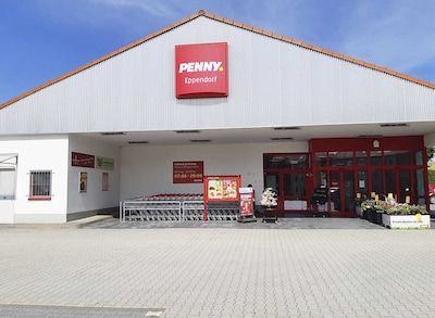 Sie sehen den Eingang vom Penny Markt in Eppendorf Großwaltersdorfer Str. 18