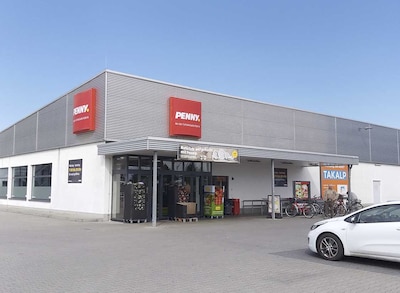 Sie sehen den Eingang vom Penny Markt in Delitzsch, Duebener Str. 41a