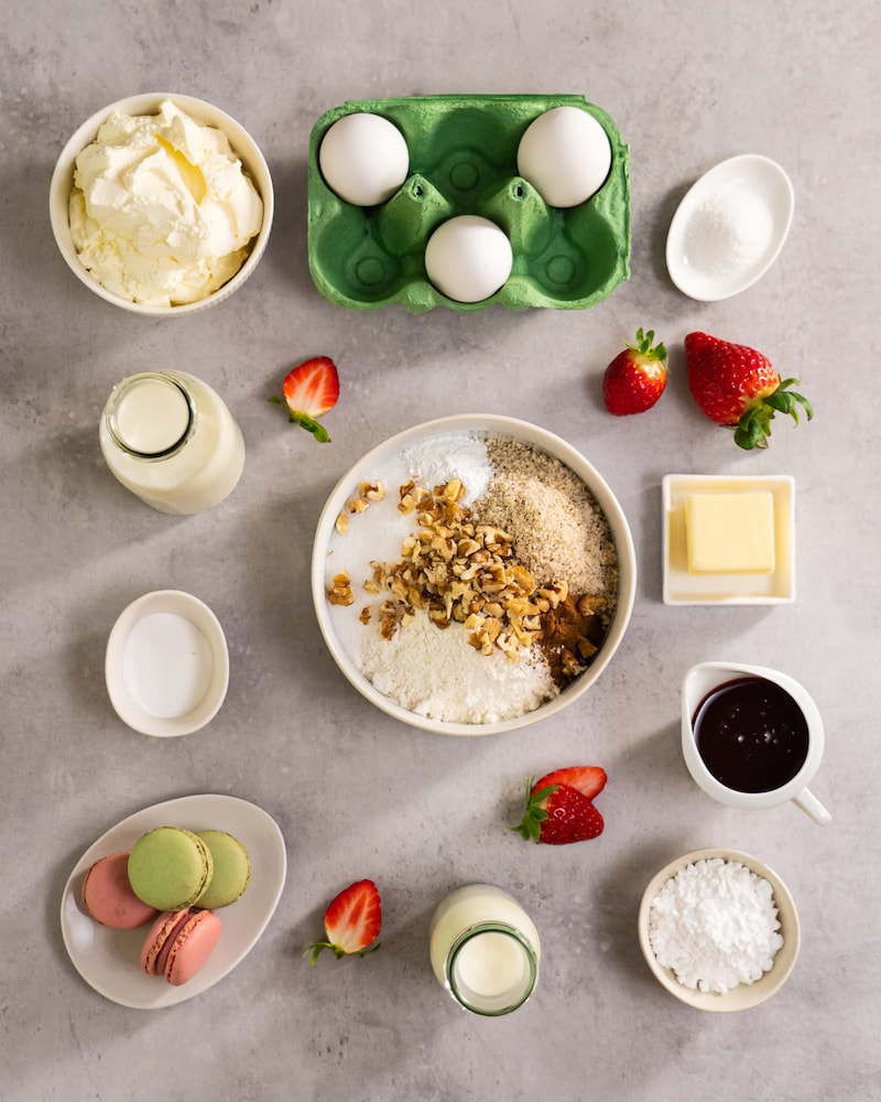 Frühlings-Schichttorte mit Macarons und Erdbeeren