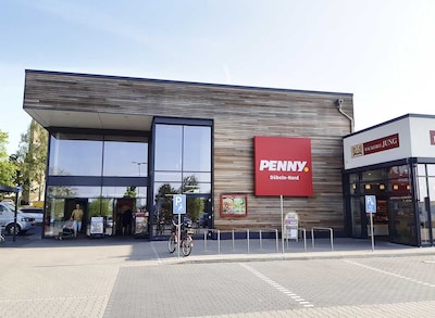Sie sehen den Eingang vom Penny Markt in Döbeln Badische Straße 3a