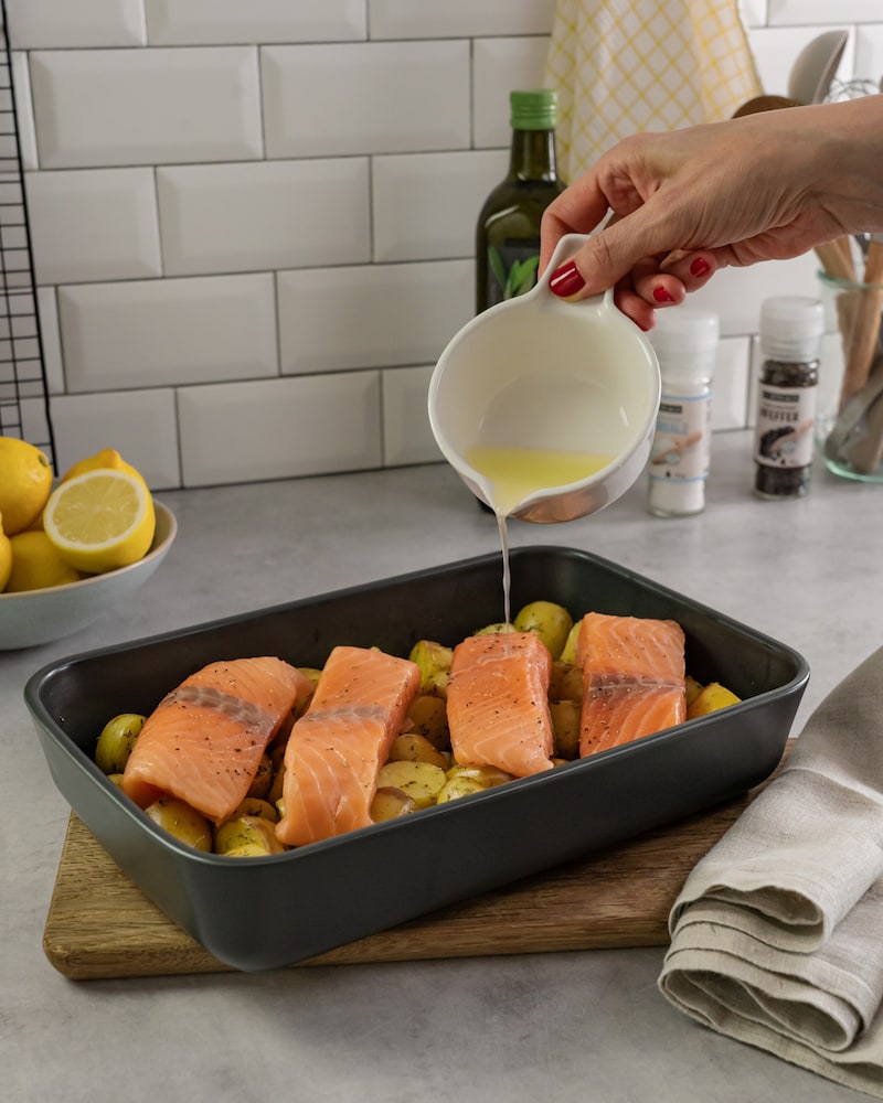 Dieses Bild zeigt wie das Filet mit Öl begossen wird.