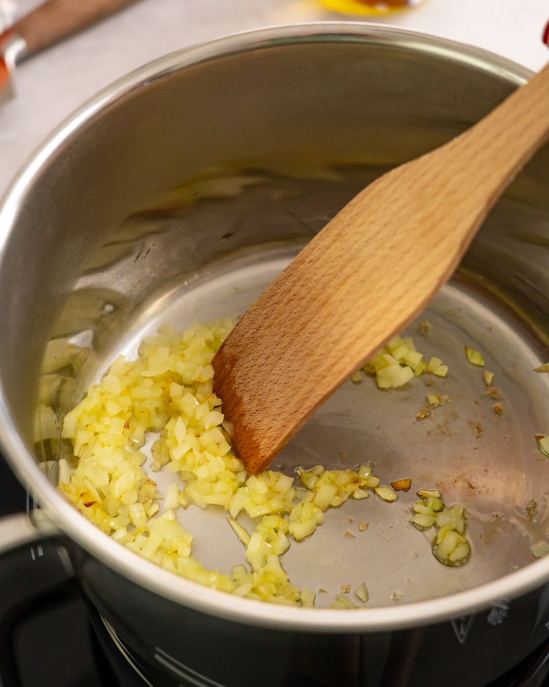 Dieses Bild zeigt wie der Knoblauch angebraten wird.