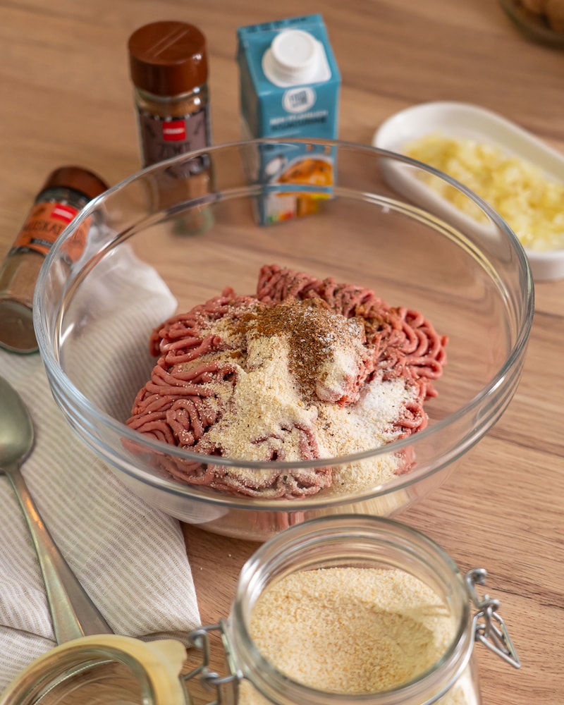 Vegane Kötbullar auf Kartoffelstampf mit heller Sauce und Wildpreiselbeeren