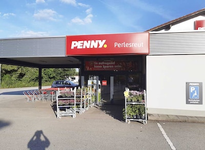Sie sehen den Eingang vom Penny Markt in Perlesreut Waldenreuter Str. 12