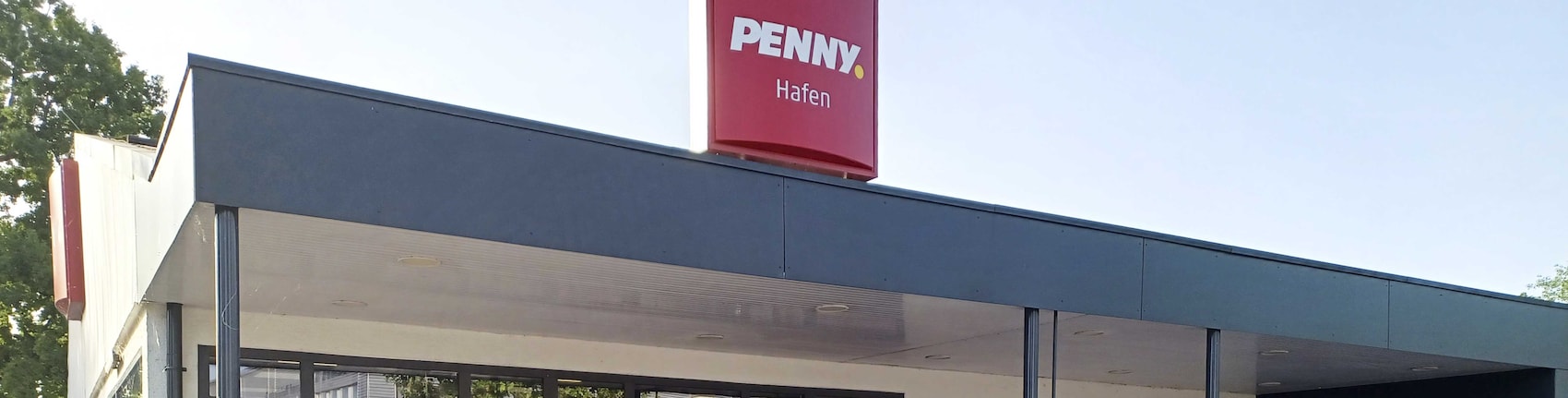 Sie sehen den Eingang vom Penny Markt in Mannheim/Rheinau, Edinger Riedweg 49