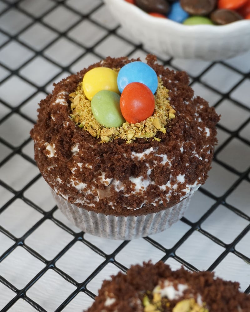 Dieses Bild zeigt wie der Muffin dekoriert wird.