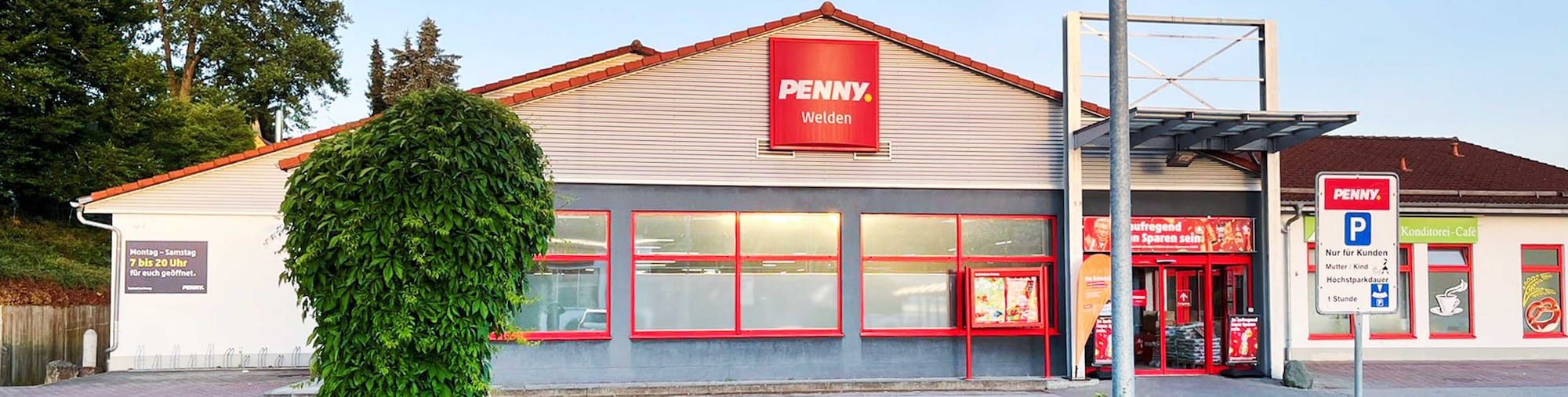 Sie sehen den Eingang vom Penny Markt in Welden Uzstr. 41