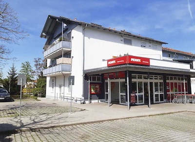 Sie sehen den Eingang vom Penny Markt in Oberhaching, Linienstrasse 36-44