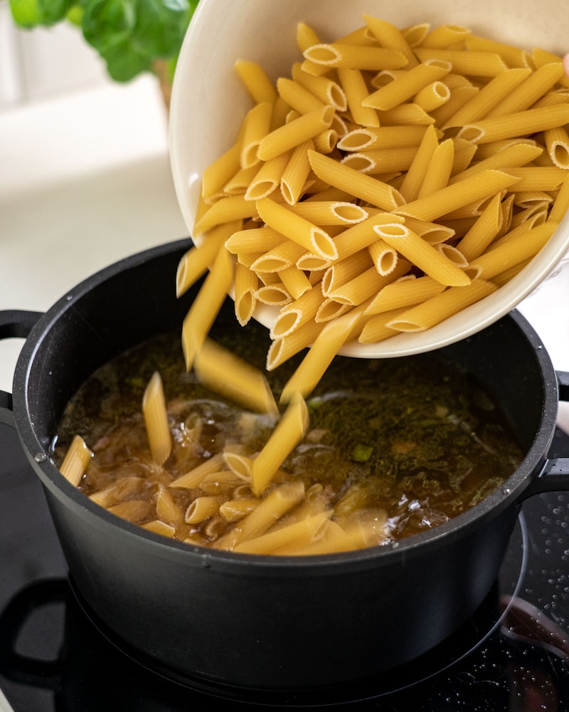 Dieses Bild zeigt wie Pasta gekocht wird.