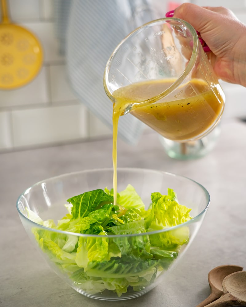Dieses Bild zeigt, Salatsauce über dem Salat.