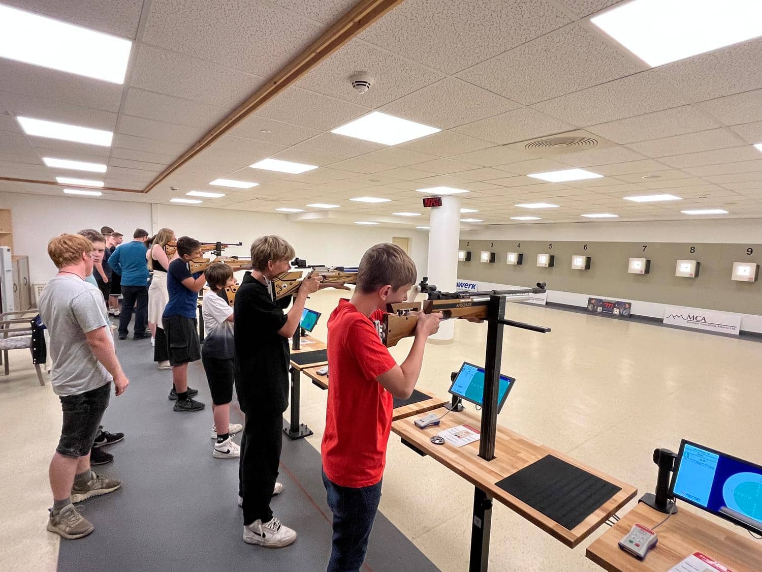 Teilnehmende des Vereins lernen das Sportschießen