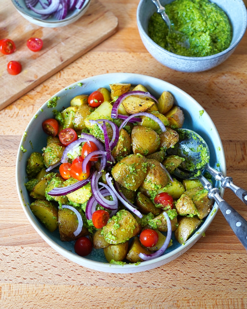 Dieses Bild zeigt wie der Salat vermengt wird.