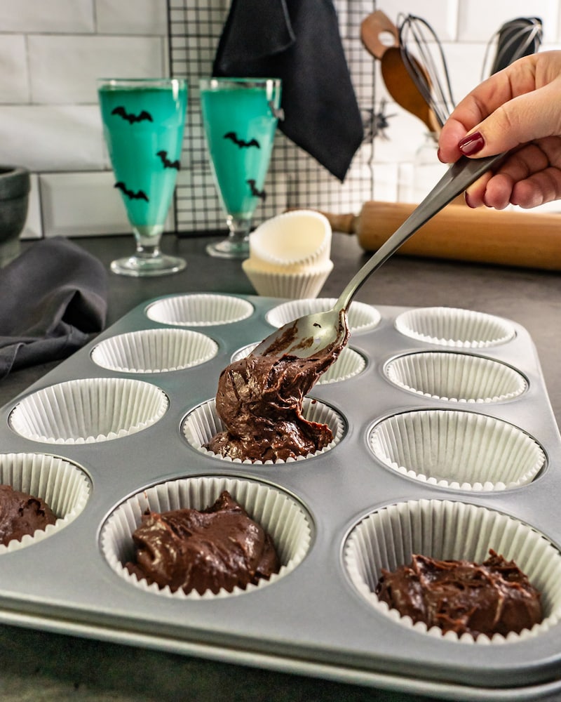 Dieses Bild zeigt wie der Muffinteig in die Förmchen gegeben wird.