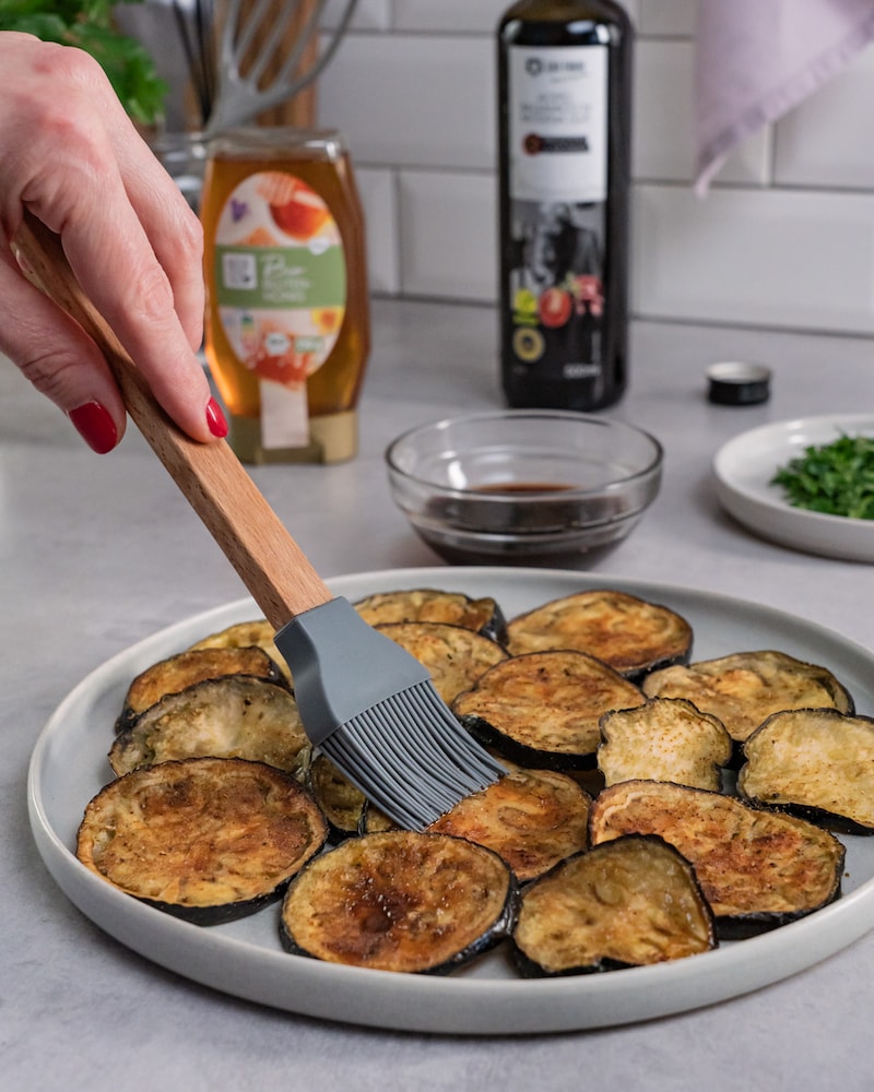 Dieses Bild zeigt wie die Aubergine eingepinselt wird.