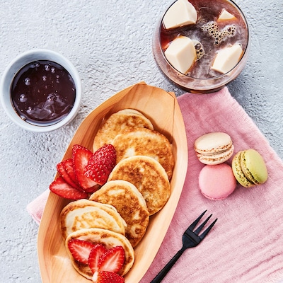 Kokos-Eiskaffee zu Pancakes mit Schokosauce