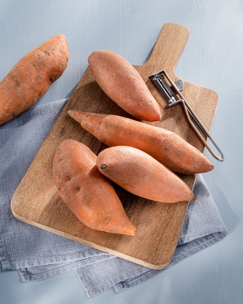 Dieses Bild zeigt die Süßkartoffeln mit einem Schäler.