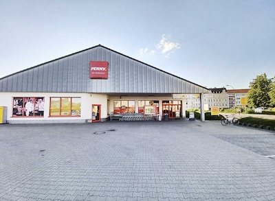 Sie sehen den Eingang vom Penny Markt in Goerlitz Bahnhofstrasse 79