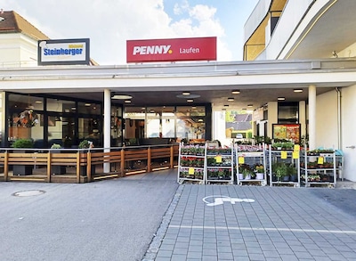 Sie sehen den Eingang vom Penny Markt in Laufen Tittmoninger Str. 2