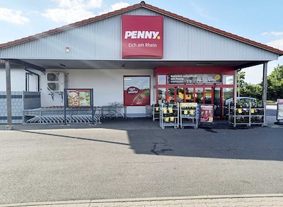 Sie sehen den Eingang vom Penny Markt in Eich, Osthofener Str. 110