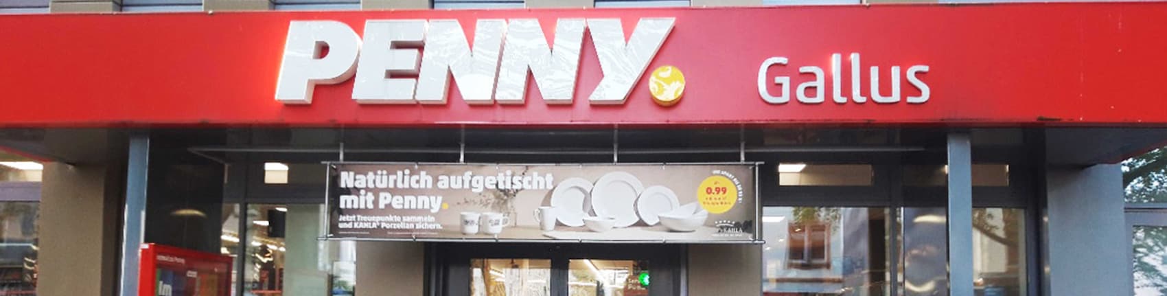 Sie sehen den Eingang vom Penny Markt in Frankfurt am Main, Mainzer Landstrasse 323