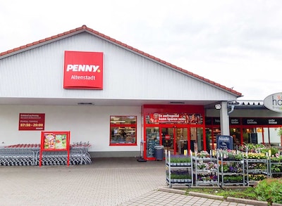 Sie sehen den Eingang vom Penny Markt in Altenstadt Untere Illereicher Str. 2