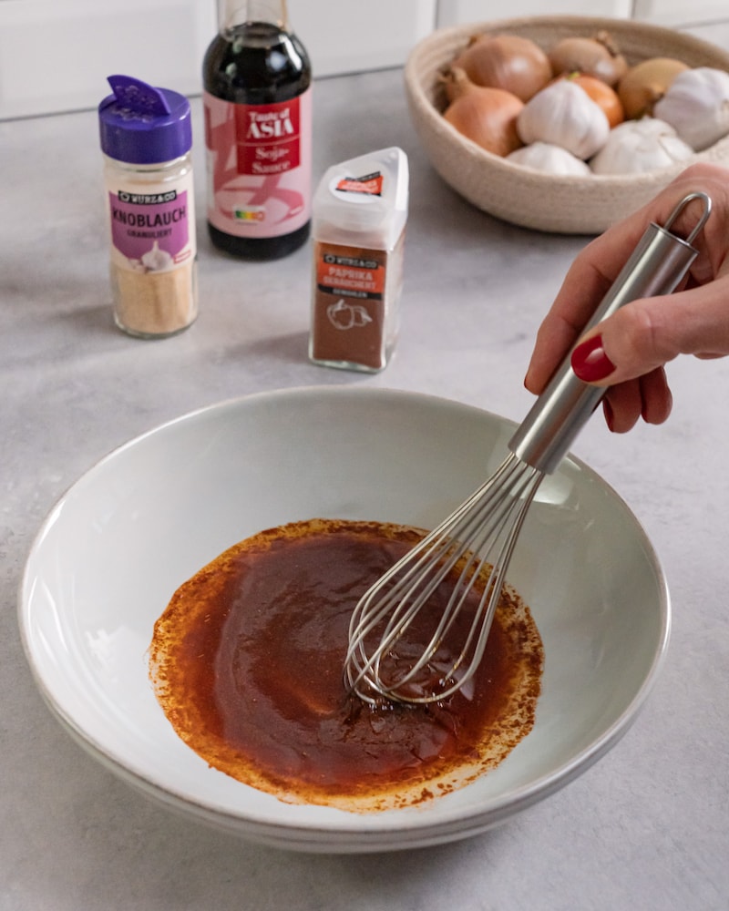 Dieses Bild zeigt, wie die Marinade angerührt wird.