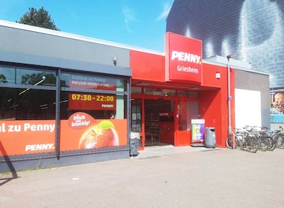 Sie sehen den Eingang vom Penny Markt in Frankfurt/Griesheim, Waldschulstr. 1