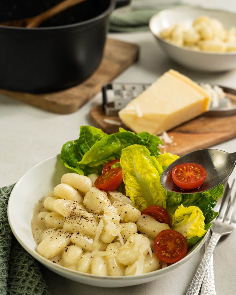 Auf diesem Bild siehst du wie die fertigen Gnocchi angerichtet werden.