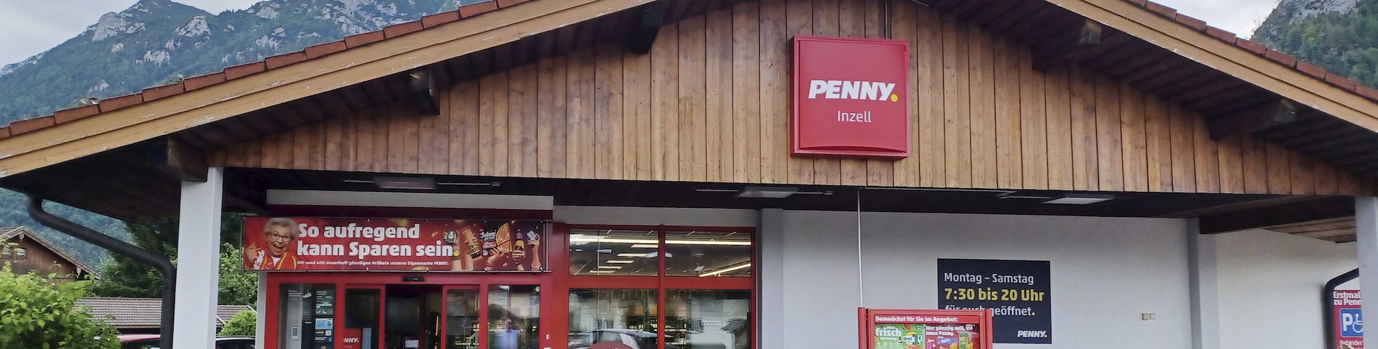 Sie sehen den Eingang vom Penny Markt in Inzell Adlgasser Str. 46