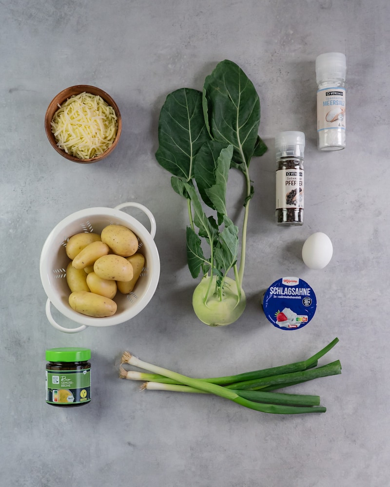 Dieses Bild zeigt alle Zutaten für unseren Kohlrabi-Kartoffel-Auflauf.