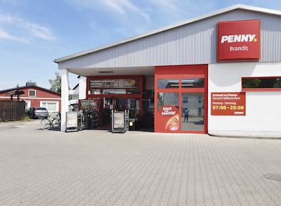 Sie sehen den Eingang vom Penny Markt in Brandis Wurzener Straße 1