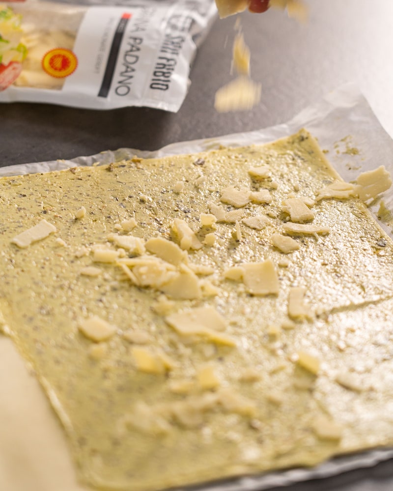 Dieses Bild zeigt wie Grana Padano drüber gestreut wird.