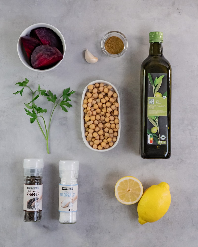 Dieses Bild zeigt die Zutaten für die den Rote Bete Hummus.