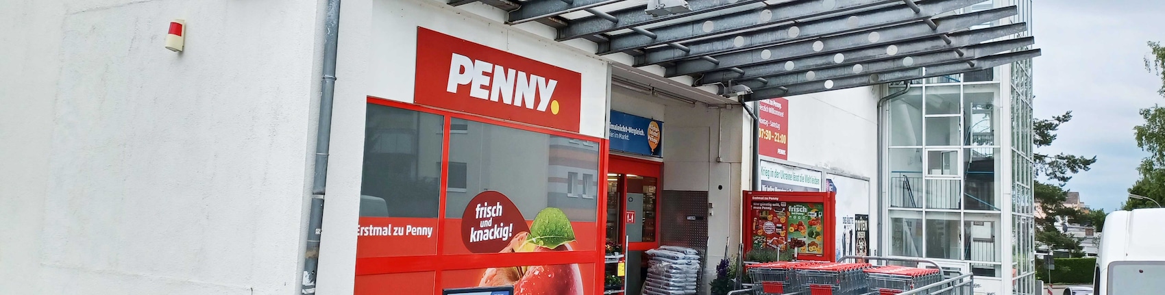 Sie sehen den Eingang vom Penny Markt in Konstanz Stifterstr. 65