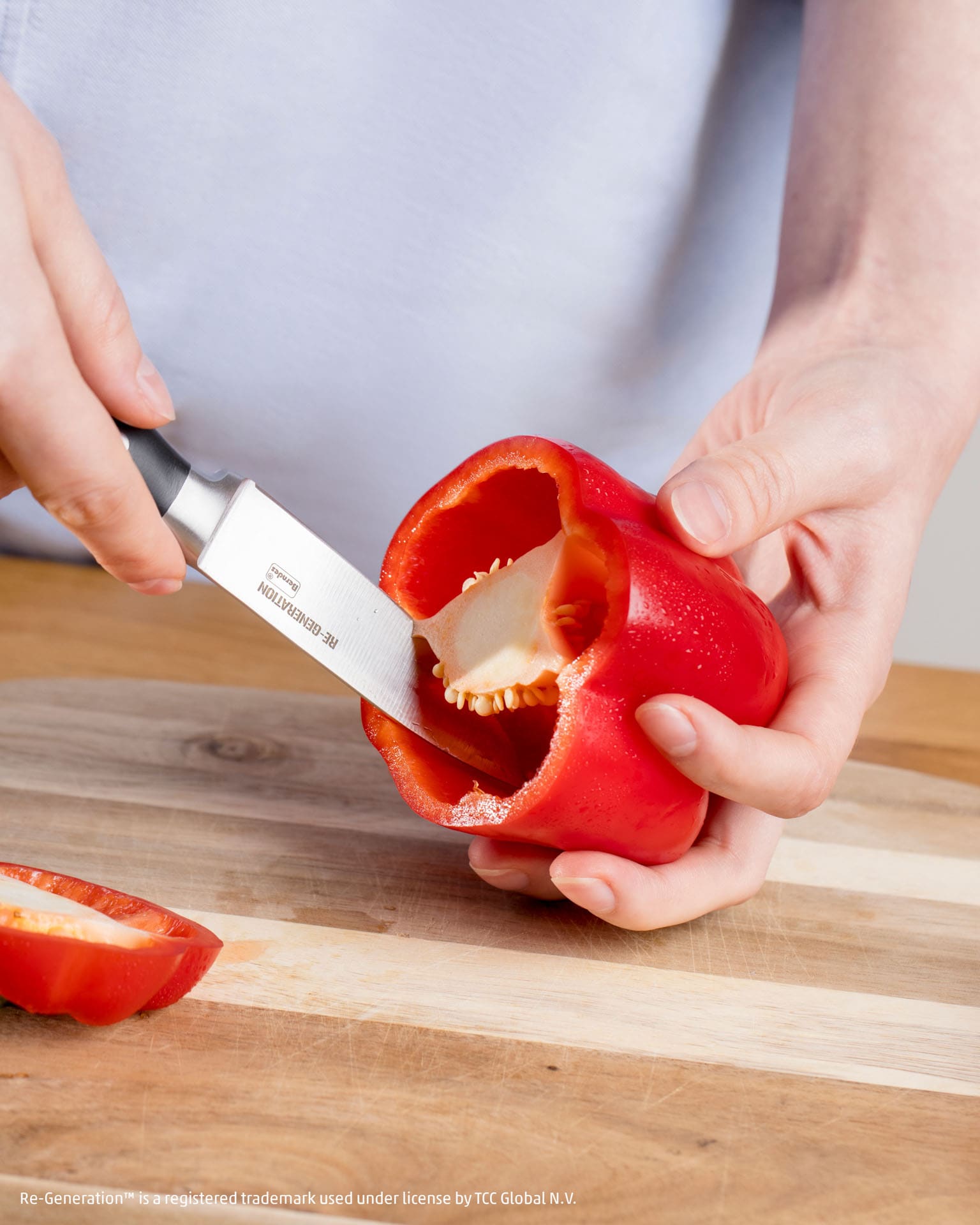 Dieses Bild zeigt wie eine Paprika geschnitten wird.