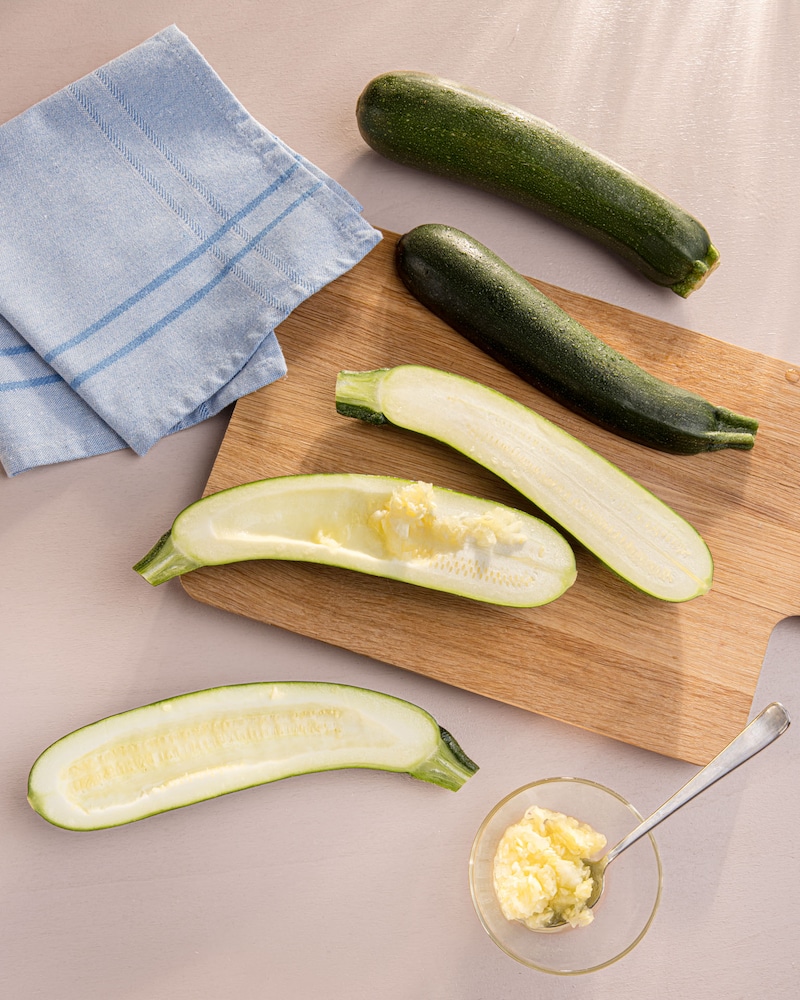 Das Bild zeigt ausgehüllte Zucchini.