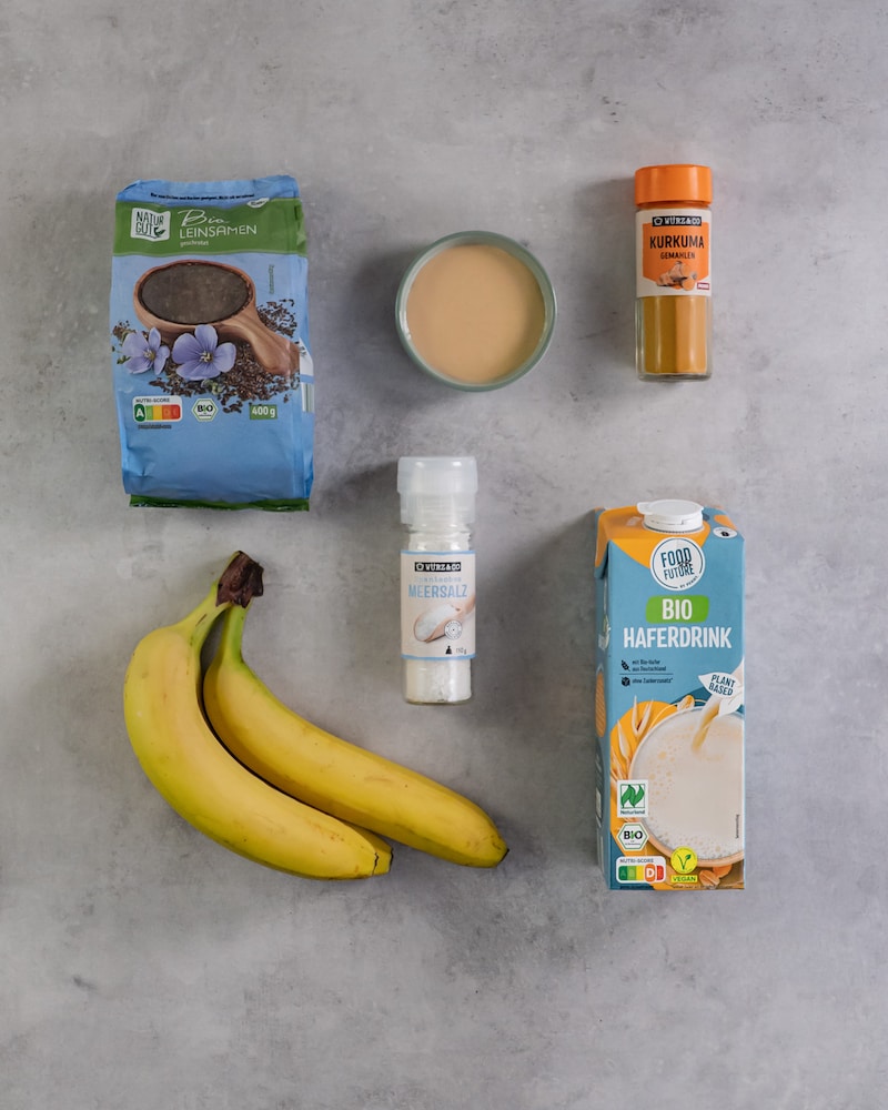 Auf diesem Bild siehst du alle Zutaten für unseren Bananen-Shake.