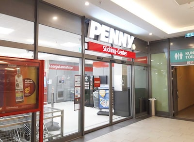 Sie sehen den Eingang vom Penny Markt in Frankfurt/Oder Alexej-Leonow-Str. 2A-d