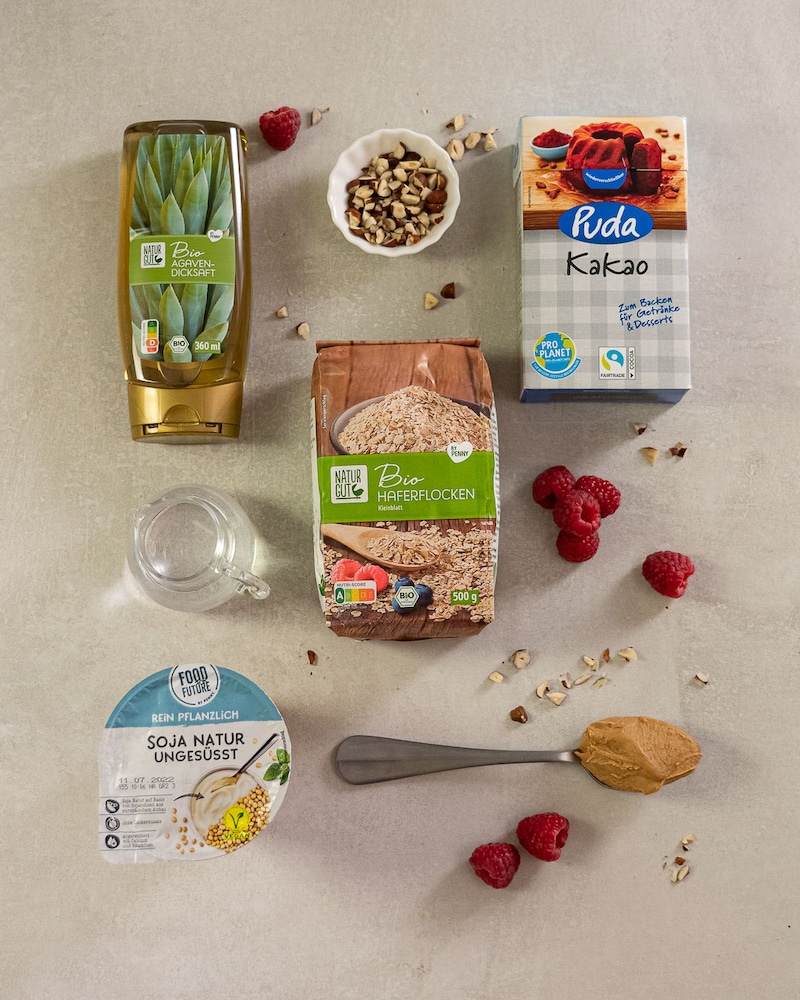 Dieses Bild zeigt alle Zutaten für unsere Overnight-Oats.